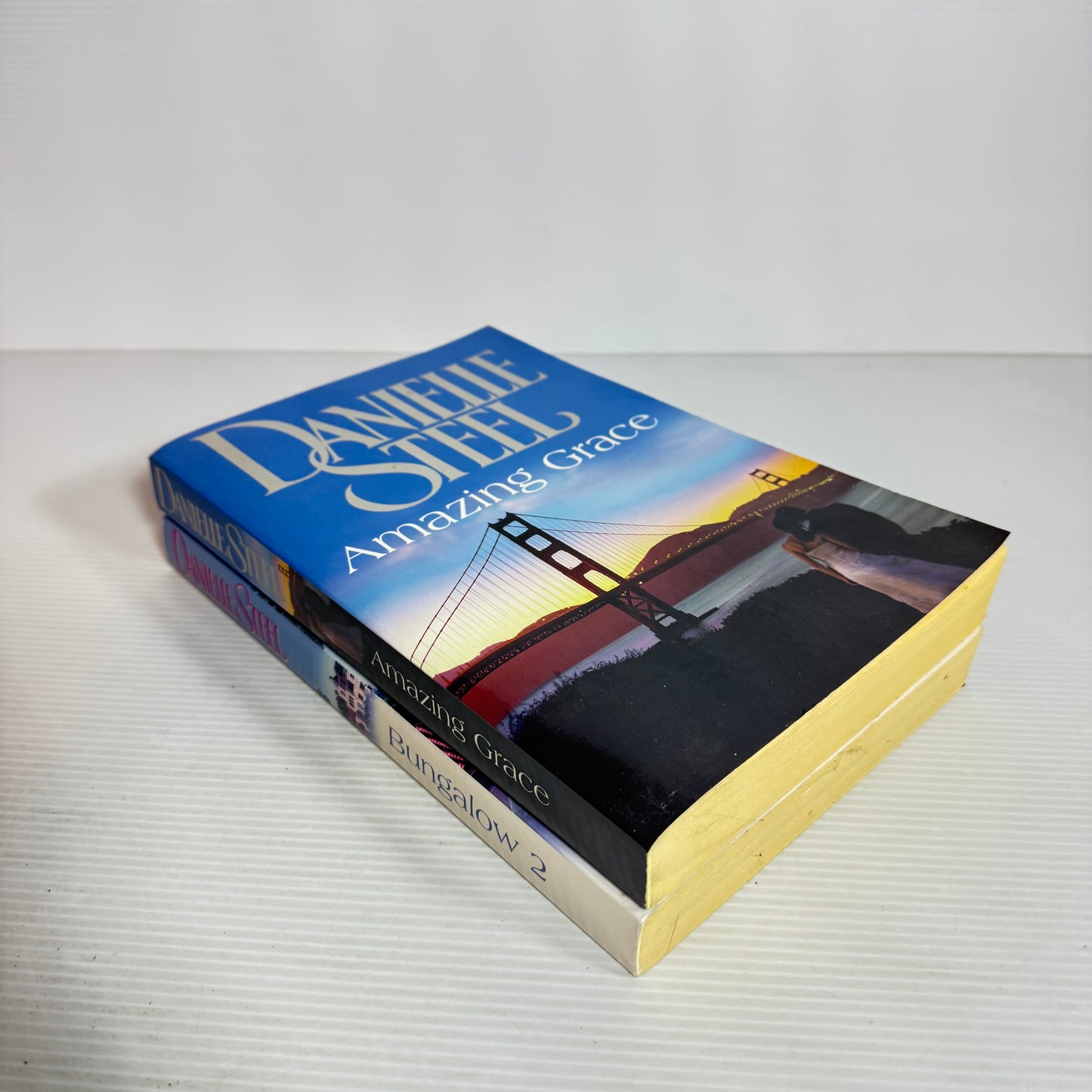Danielle Steel Book Bundle x 2 Books : Bungalow 2 & Amazing Grace (2459)