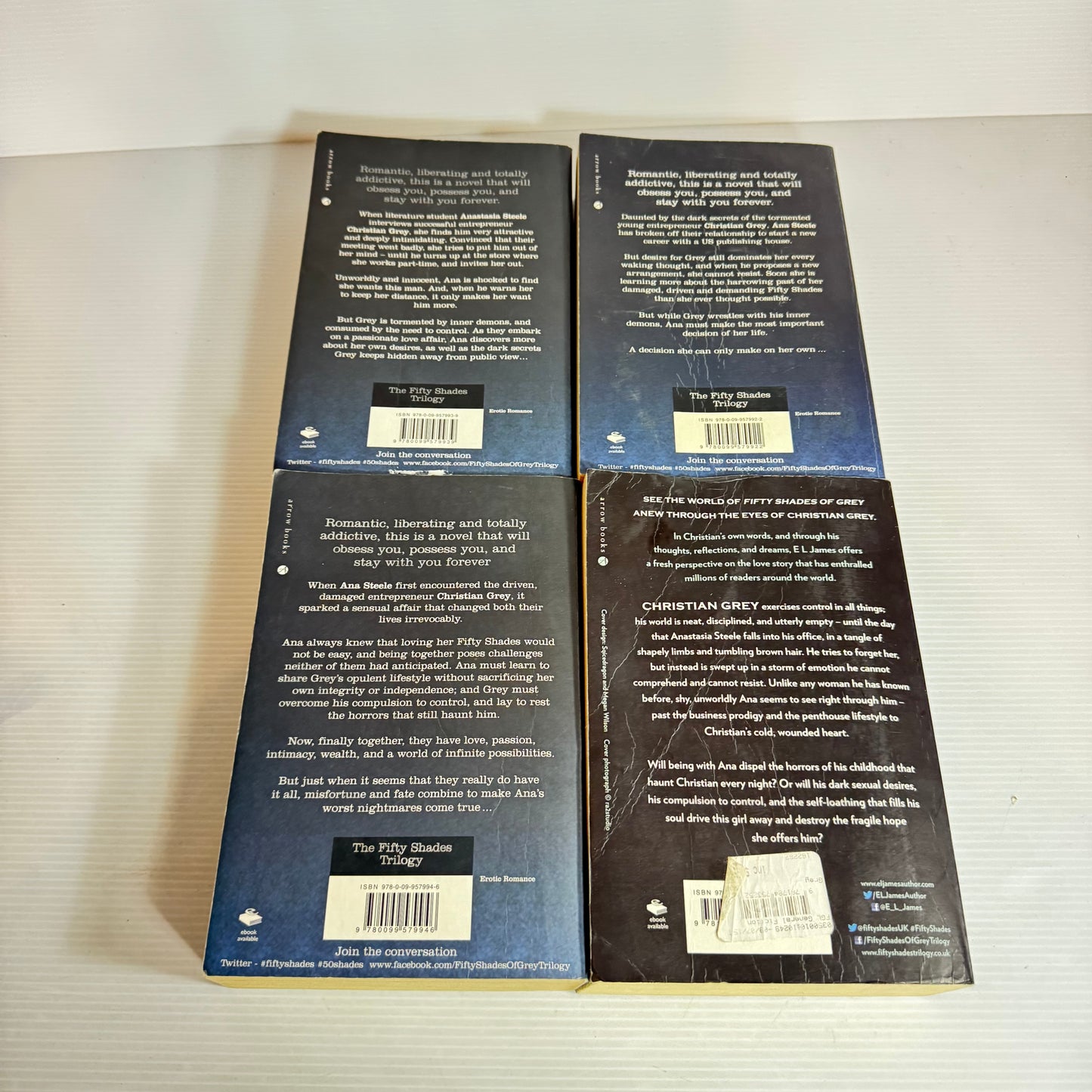 Fifty Shades of Grey Book Bundle x 4 books : Fifty Shades of Grey, Darker, Freed & Grey (2483)