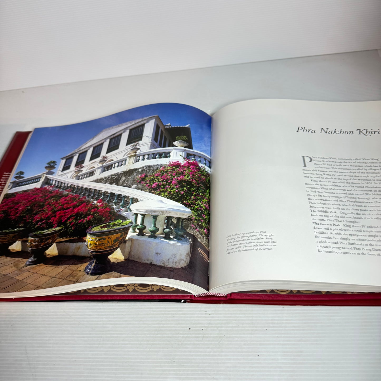 Palaces of Bangkok : Royal Residences of the Chakri Dynasty - Naengnoi Suksri & Michael Freeman (Vintage 1996)