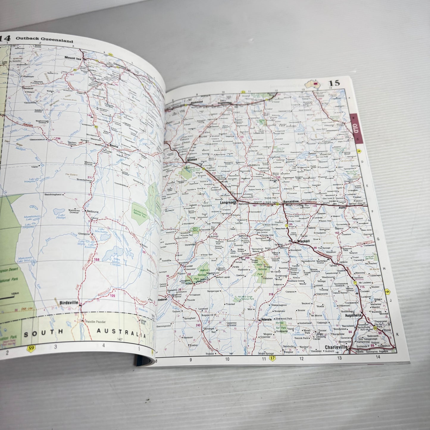 Australian Touring Atlas : Road Rules, Safety & Travel Tips, National Park Listings - Steve Parish
