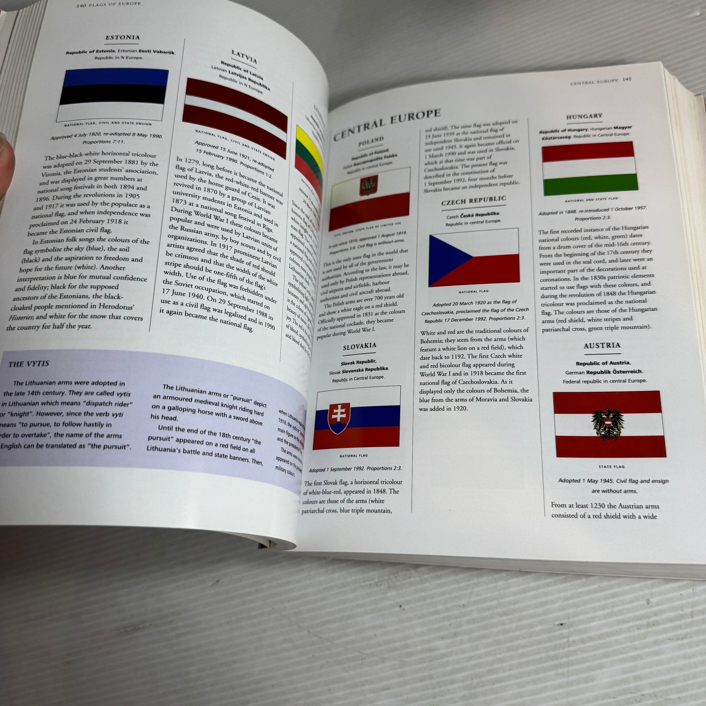 The Illustrated Encyclopaedia of Flags and Heraldry - Alfred Znamierowski and Stephen Slater