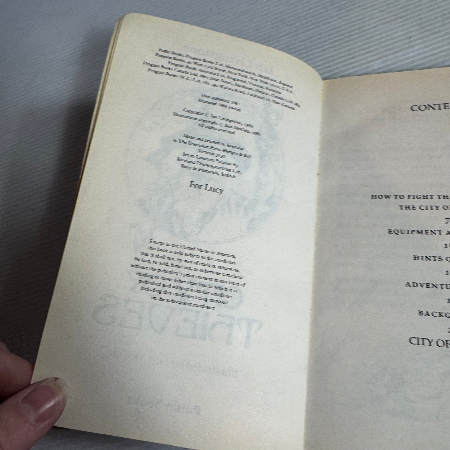 City Of Thieves - Ian Livingstone (Fighting Fantasy Gamebook) (Vintage 1983)