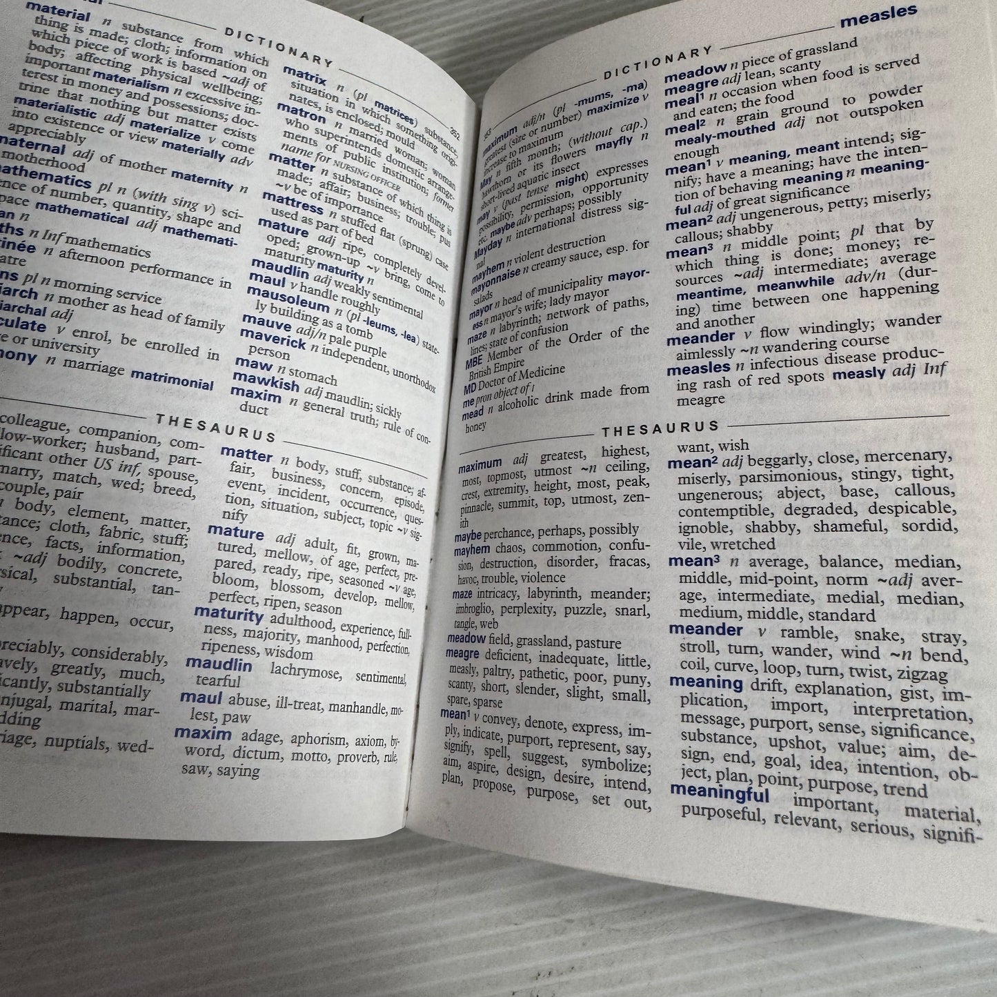 Collins Pocket Dictionary & Thesaurus (in Colour)