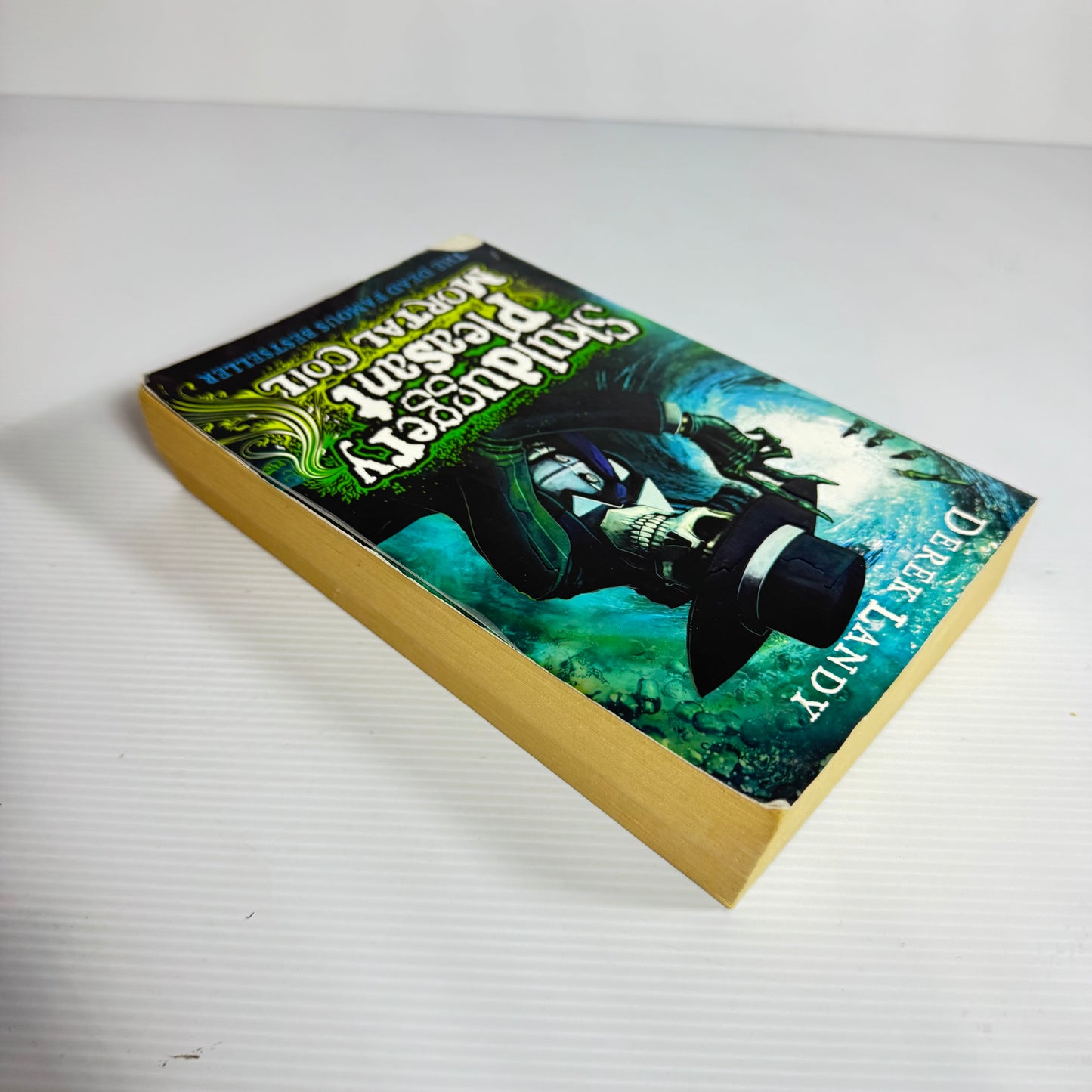 Skulduggery Pleasant : Mortal Coil - Derek Landy (Blue/Green Cover)