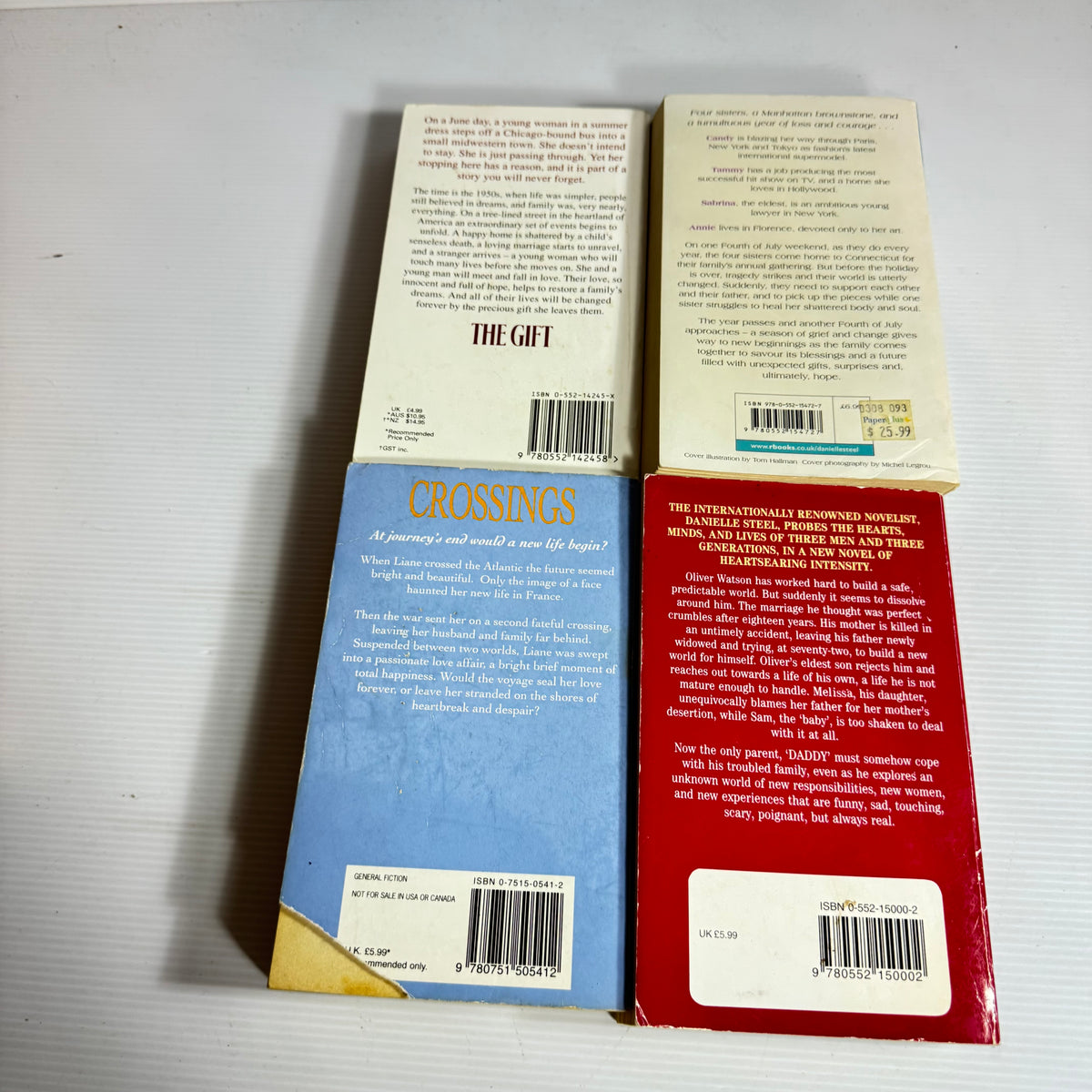 Danielle Steel Bundle x 4 : Sisters, The Gift, daddy, Crossings (3428)