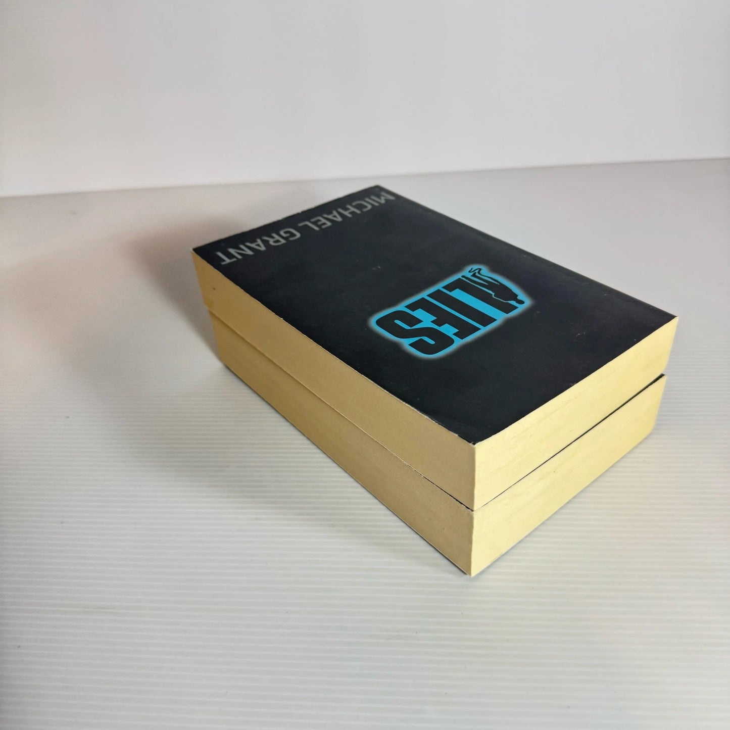 Michael Grant Book Bundle x 2 Books : Lies & Hunger (2187)