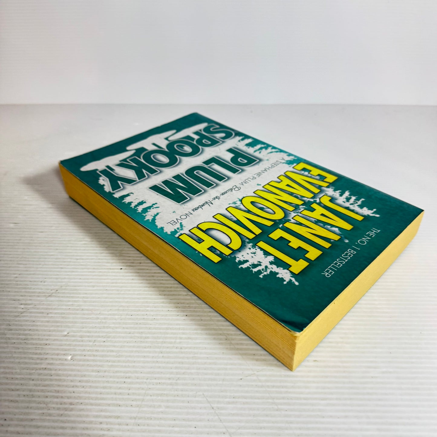 Plum Spooky - Janet Evanovich (A Stephanie Plum Between-The -Numbers Novel)