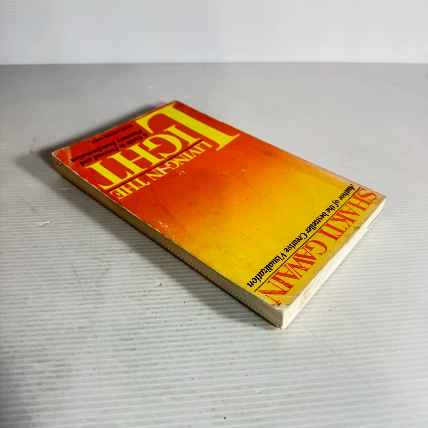 Living in the Light : A Guide to Personal and Planetary Transformation - Shakti Gawain (Vintage 1986)