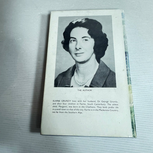 Who'd Marry A Doctor? : A Chatham Island Casebook - Elaine Grundy (Vintage 1969)