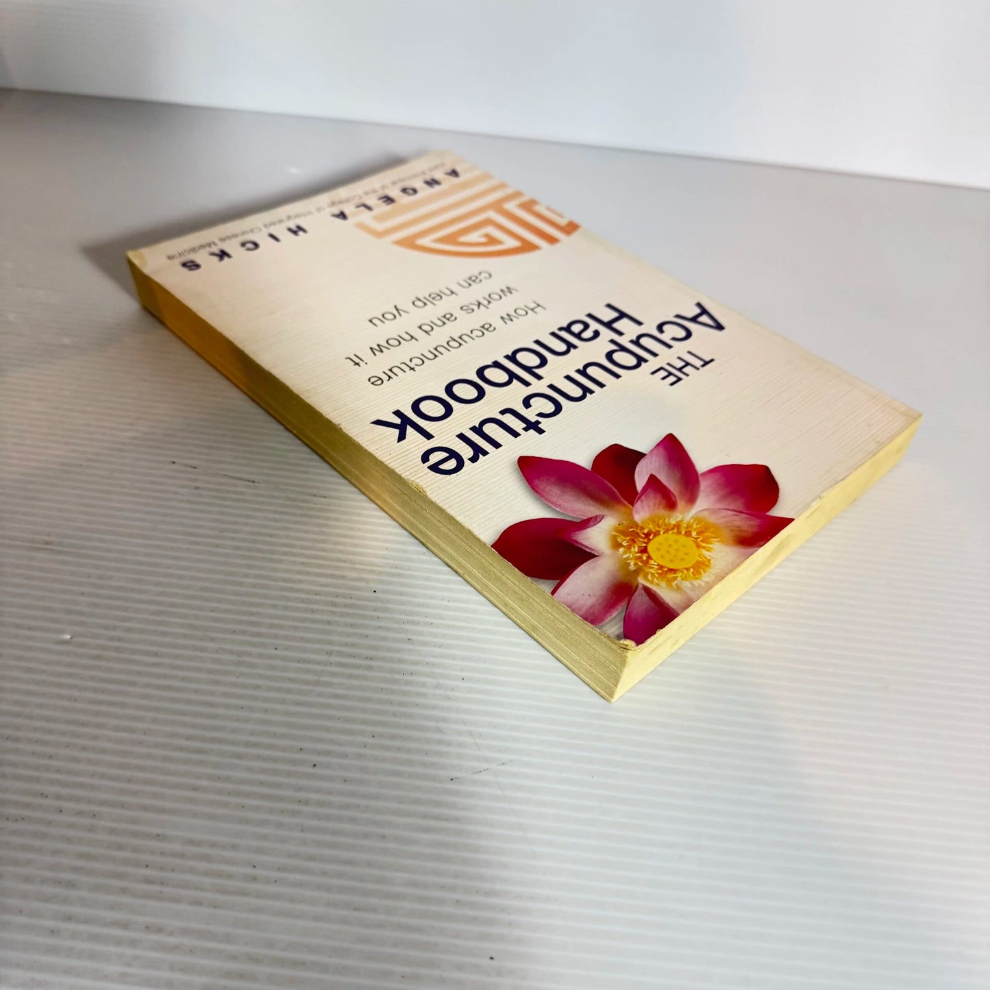 The Acupuncture Handbook : How Acupuncture works and How It Can Help You - Angela Hicks