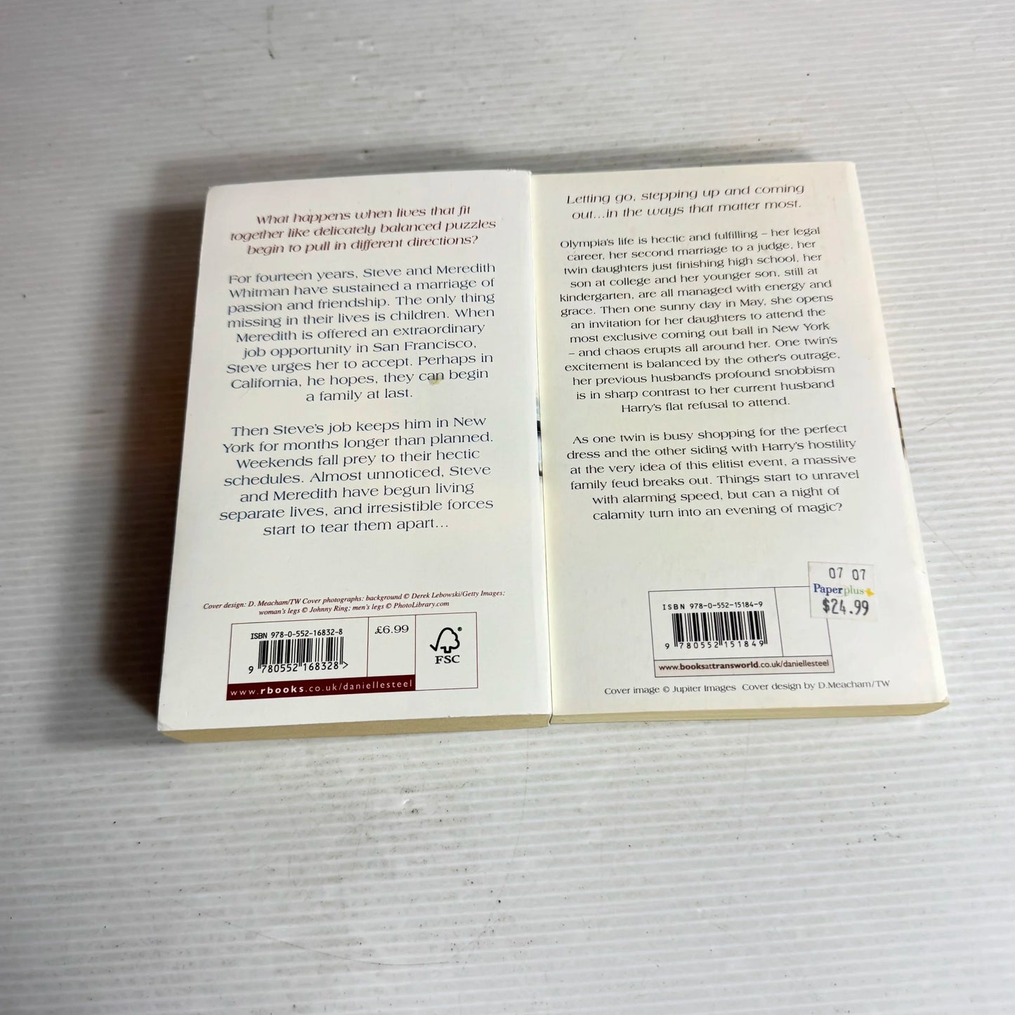 Danielle Steel Book Bundle x 2 Books : Coming Out & Irresistible Forces (580)