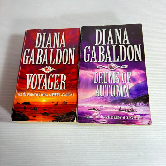Diana Gabaldon Book Bundle x 2 Books : Drums of Autumn & Voyager (566)