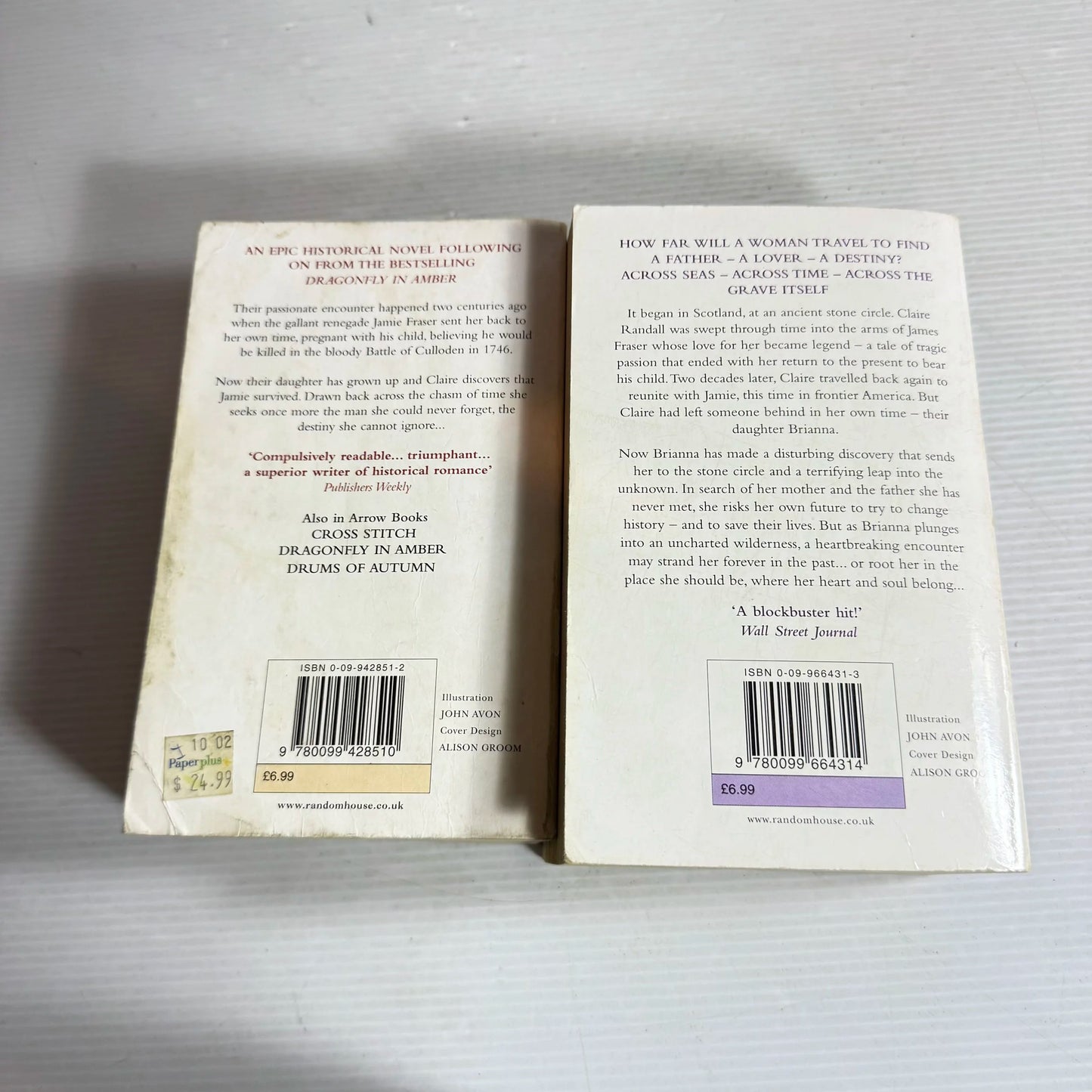 Diana Gabaldon Book Bundle x 2 Books : Drums of Autumn & Voyager (566)