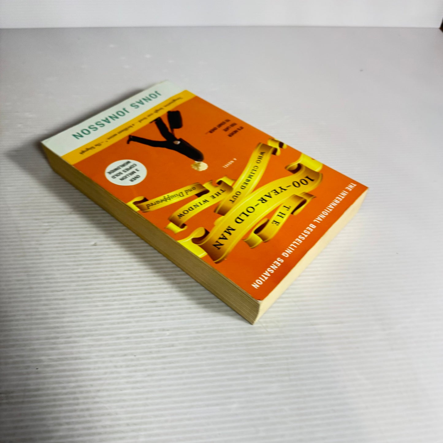 The 100-Year-Old Man Who Climbed Out the Window and Disappeared - Jonas Jonasson