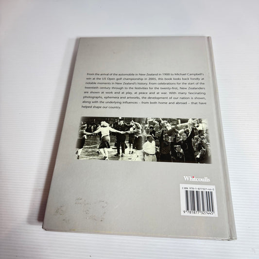 Looking Back : New Zealand 1900 - 2005 - Richard Wolfe