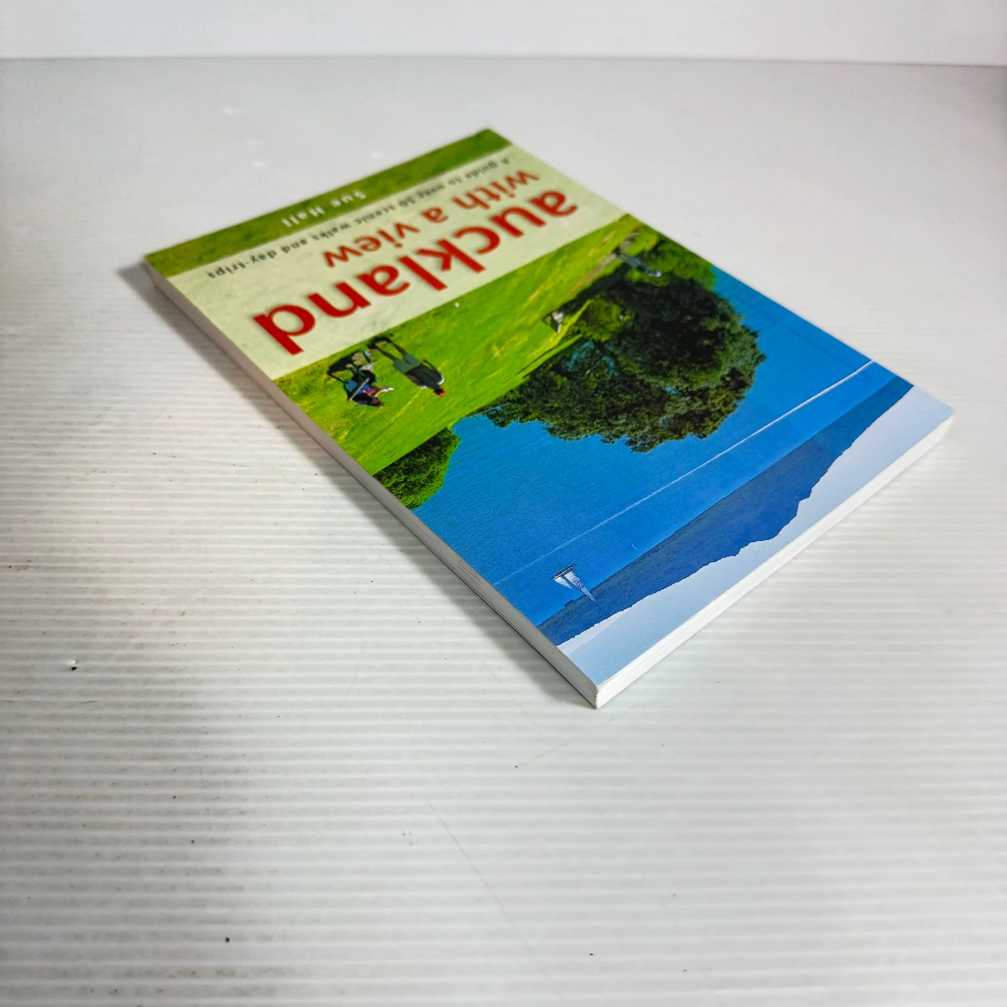 Auckland with a View : Guide to over 50 scenic walks and day-trips - Sue Hall