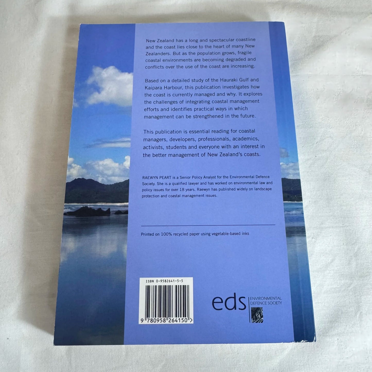 Beyond the Tide : Integrating the Management of New Zealand's Coasts - Raewyn Peart