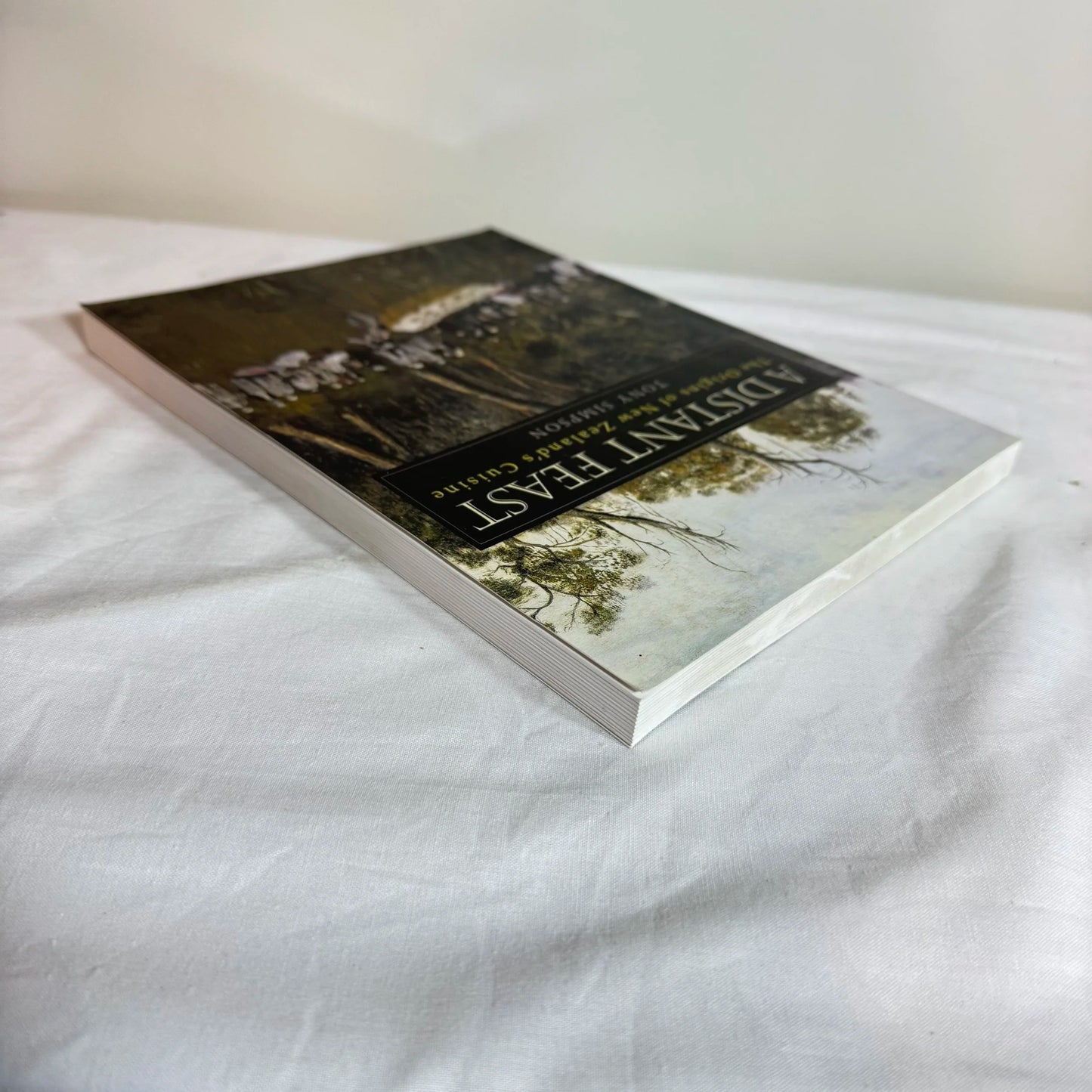 A Distant Feast : The Origins of New Zealand's Cuisine - Tony Simpson