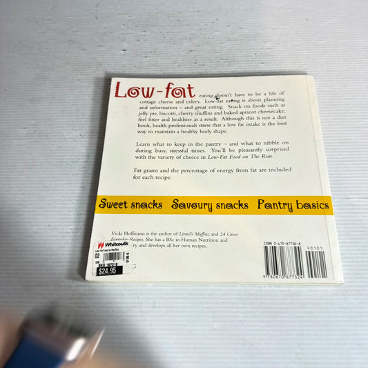 Low-Fat Food on the Run : Grazing and Snacking for Busy People - Vicki Hoffmann