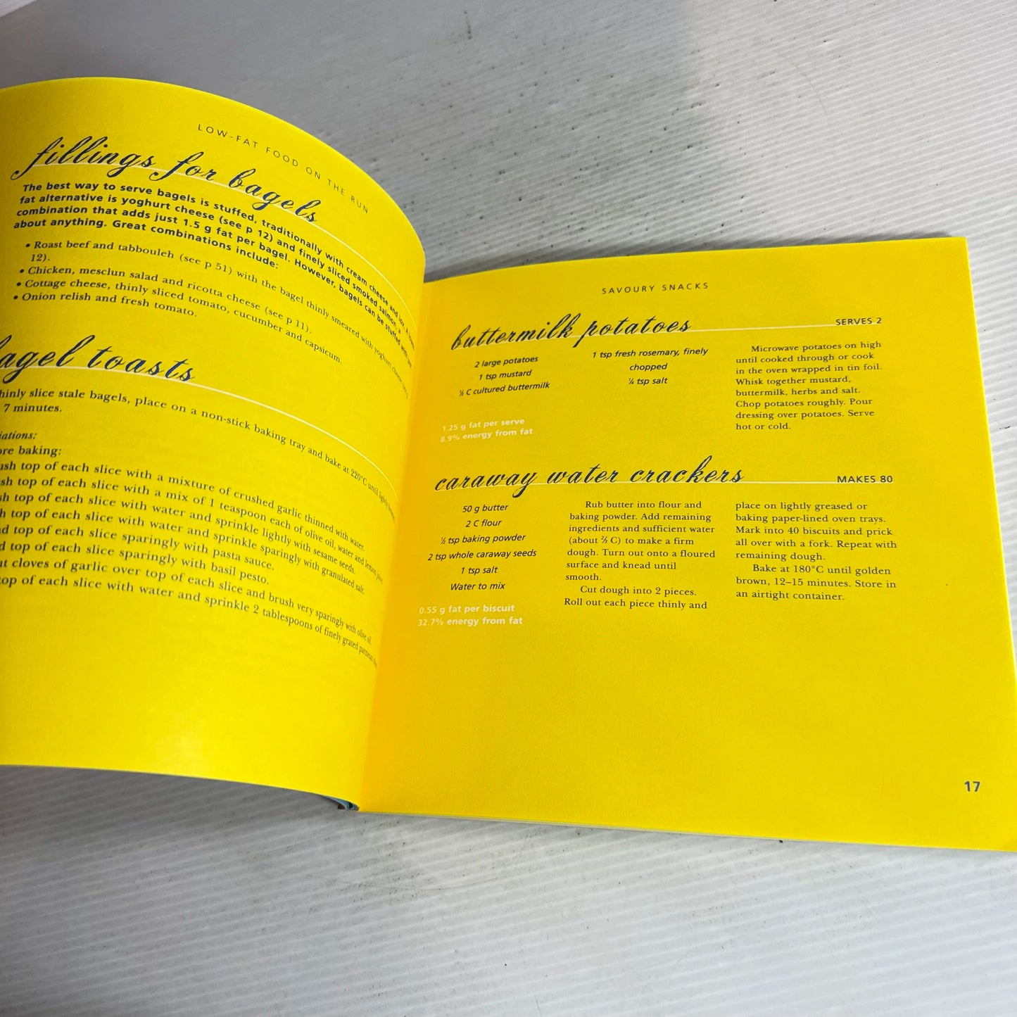 Low-Fat Food on the Run : Grazing and Snacking for Busy People - Vicki Hoffmann