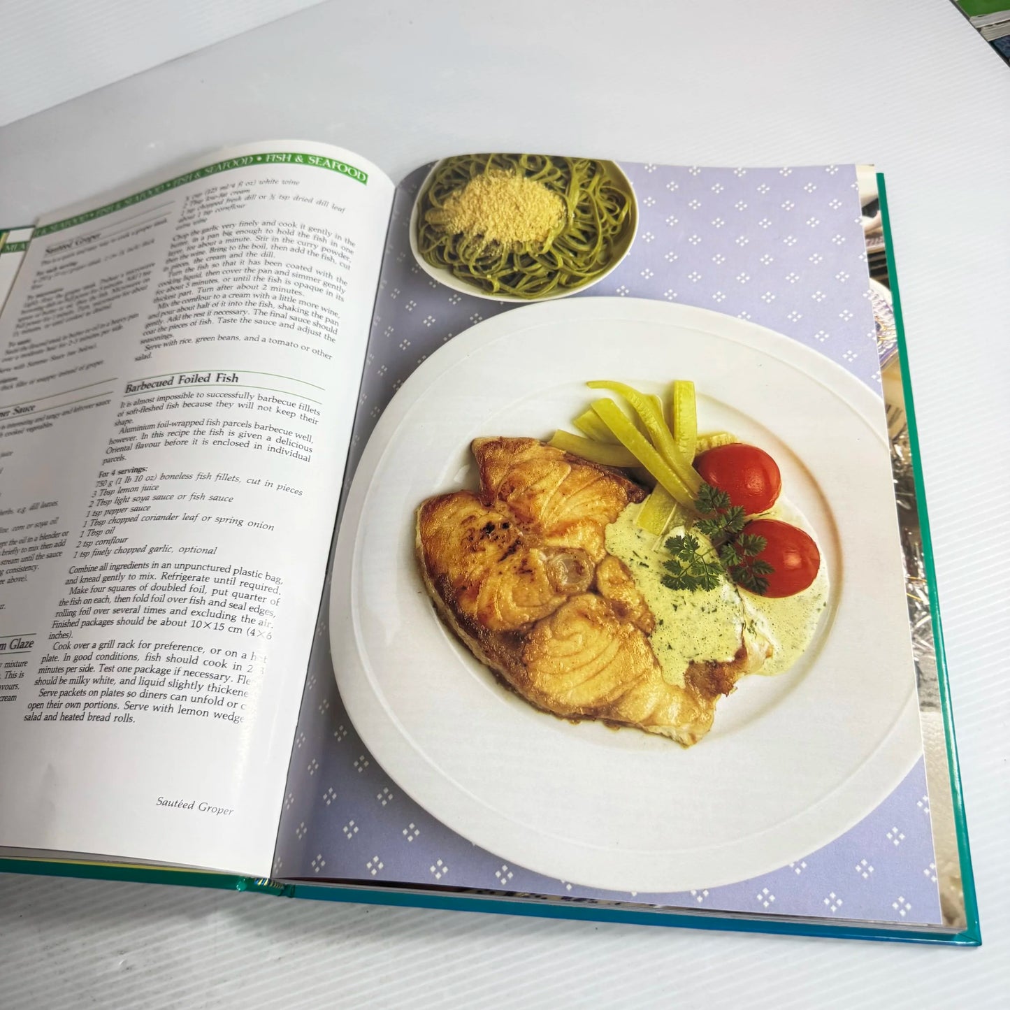 Alison Holst's Family Favourites : A New Collection of Everyday & Special Occasion Recipes (Vintage 1993)