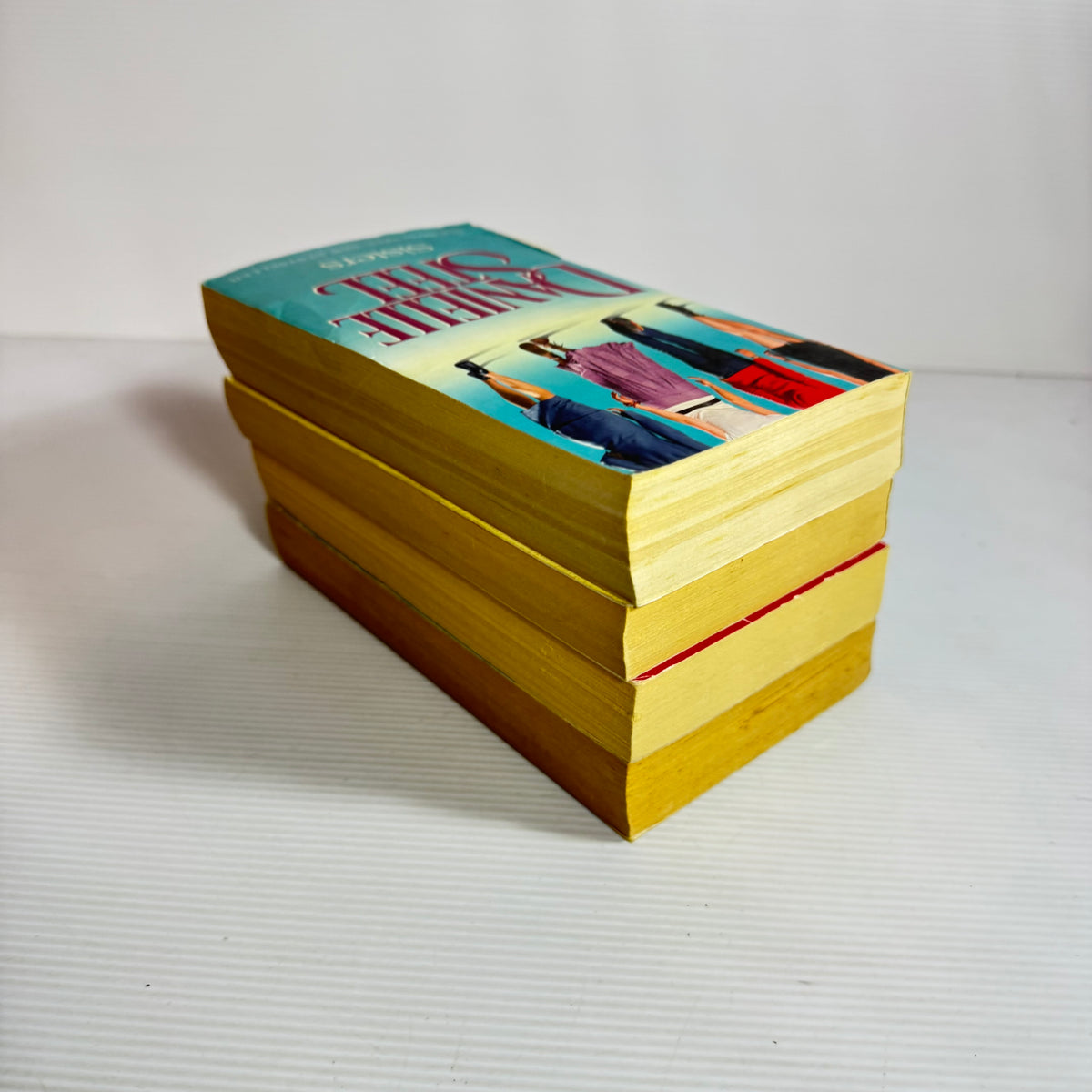 Danielle Steel Bundle x 4 : Sisters, The Gift, daddy, Crossings (3428)