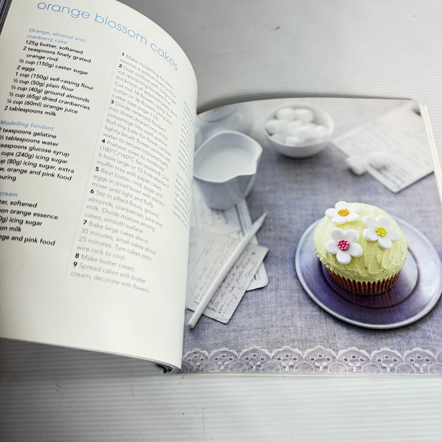 Cupcake Book Bundle x 3 Books : 500 Cupcakes, Cupcakes, A Collection of Delicious Recipes Cupcakes(3210)