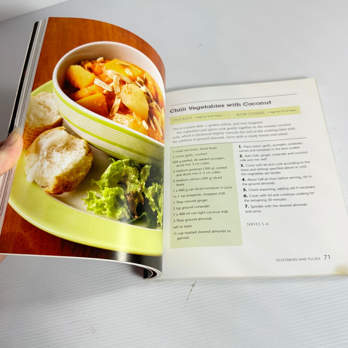 Slow Cooker & Crockpot Book Bundle x 2 : Joan Bishop's New Zealand Crockpot & Slow Cooker Cookbook & 250 Must-Have Slow Cooker Recipes(3204)