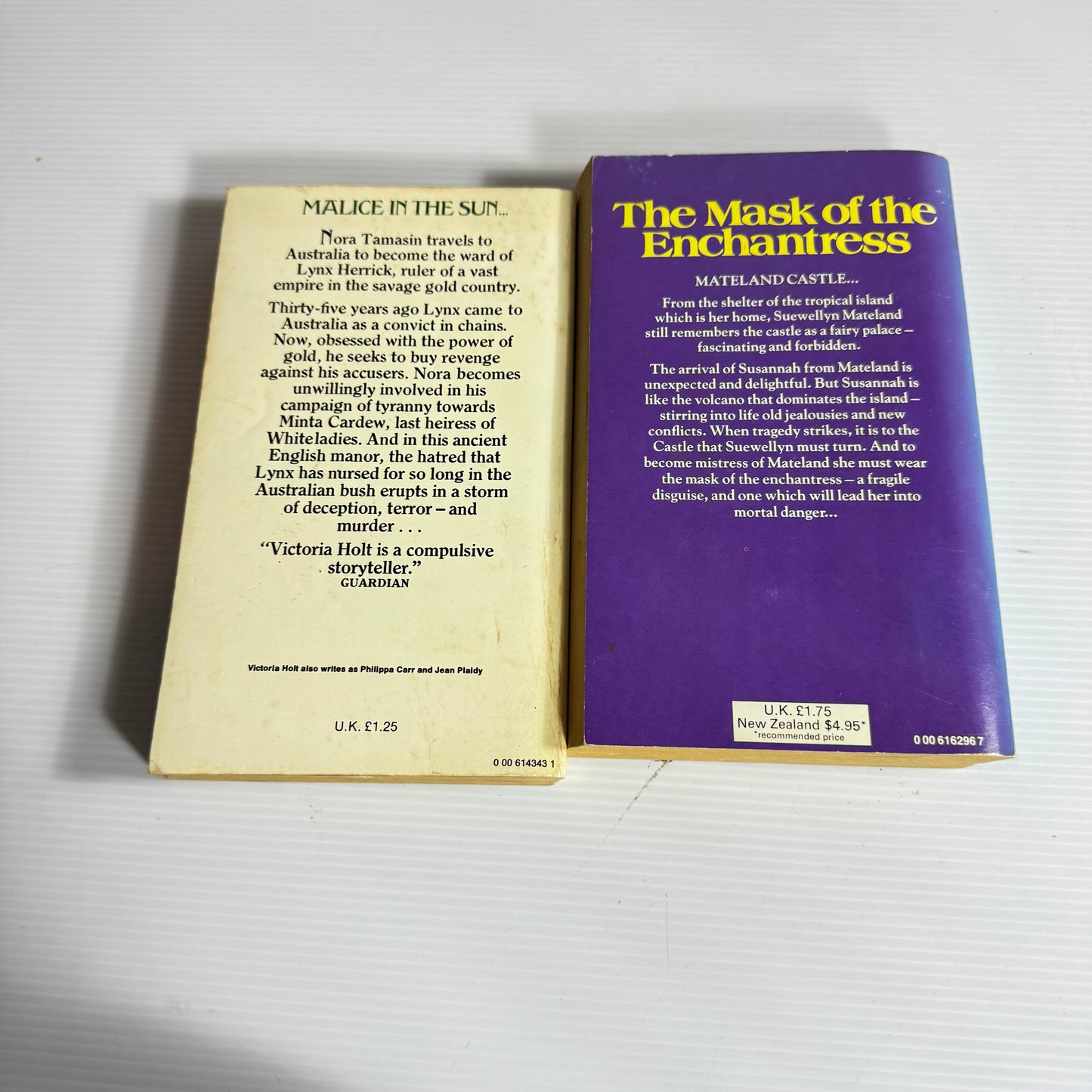 Victoria Holt Book Bundle x 2 : The Mask of the Enchantress & The Shadow of the Lynx (Vintage 1980)(3121)