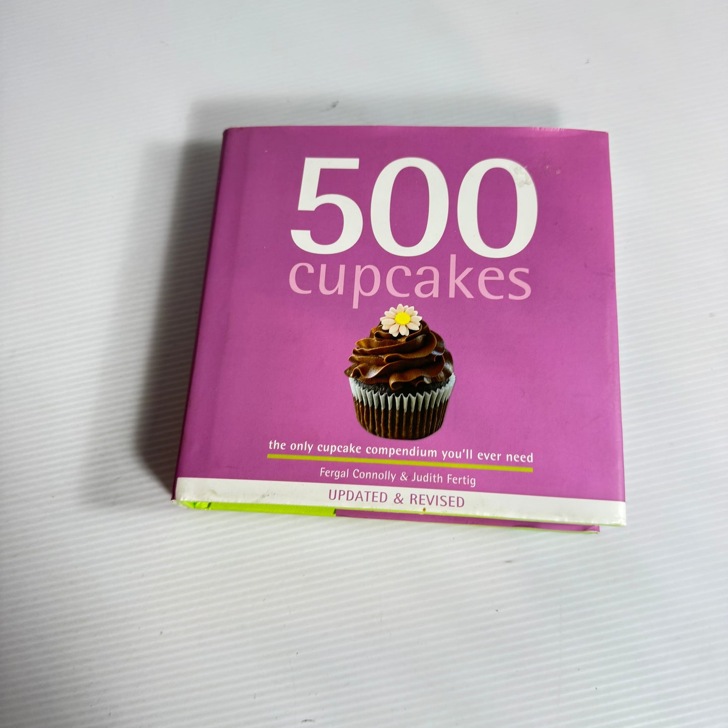 Cupcake Book Bundle x 3 Books : 500 Cupcakes, Cupcakes, A Collection of Delicious Recipes Cupcakes(3210)