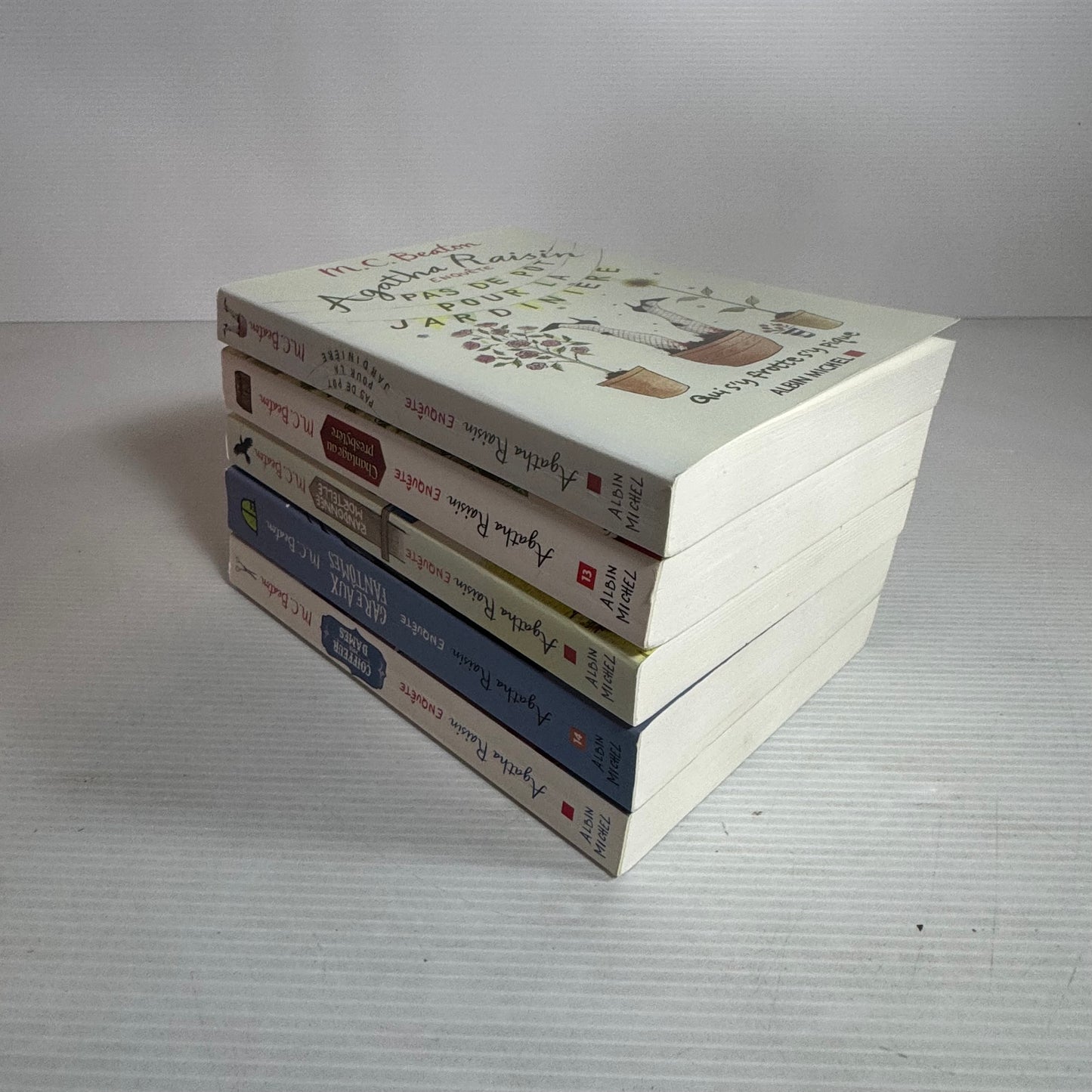 M.C. Beaton Agatha Raisin French Language Book Bundle x 5 Books (2573)