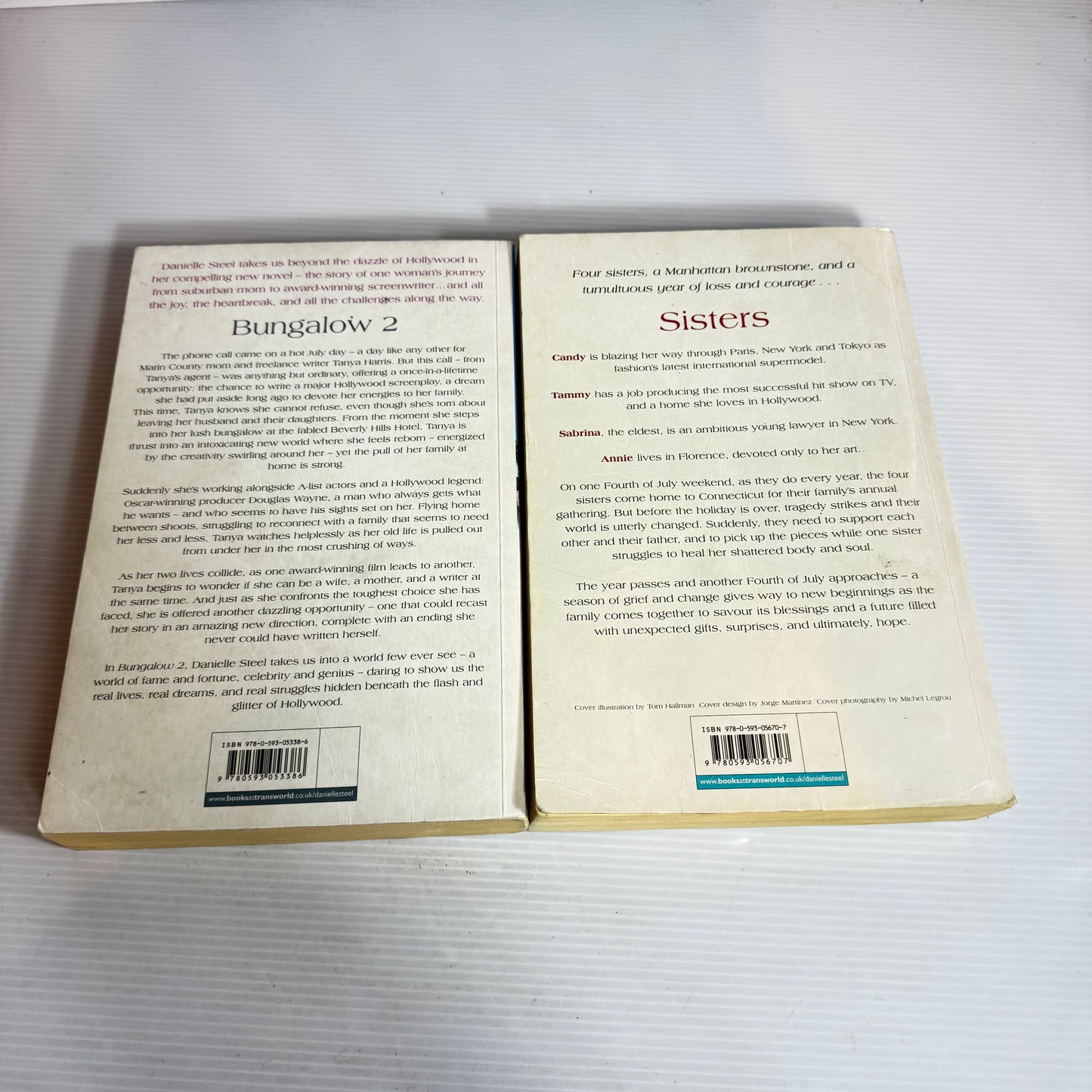 Danielle Steel Book Bundle x 2 : Sisters & Bungalow 2 (2441)