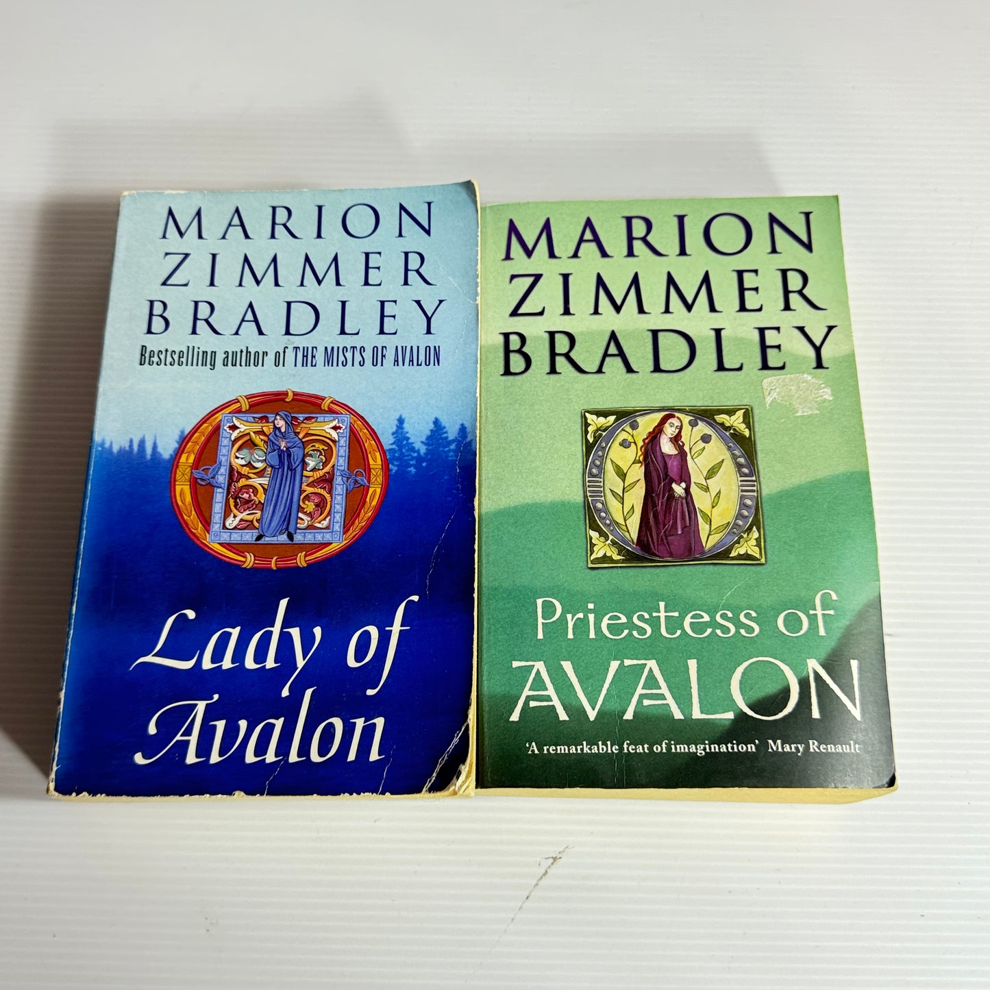 Marion Zimmer Bradley Book Bundle x 2 Books : Priestess of Avalon & Lady of Avalon (3132)