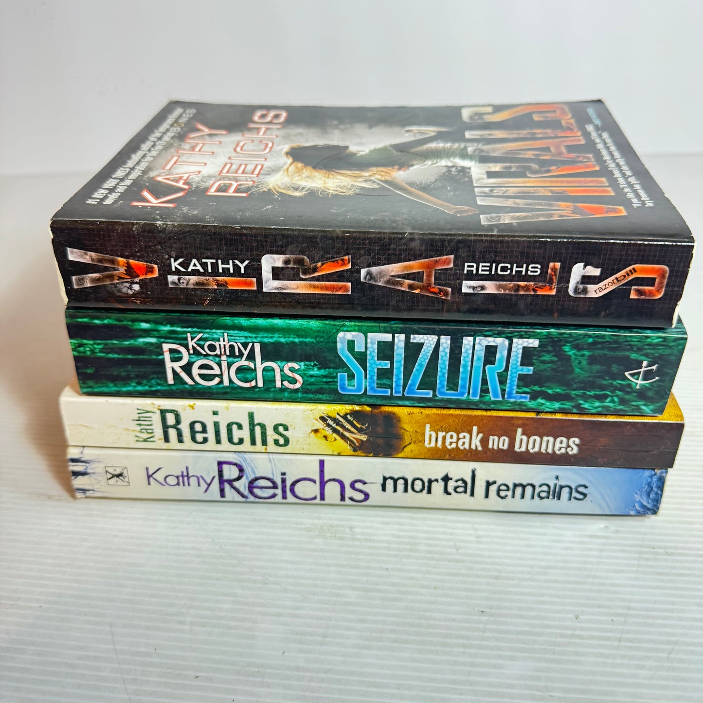 Kathy Reichs Book Bundle x 4 : Seizure, Virals, Break No Bones, Mortal Remains (2815)