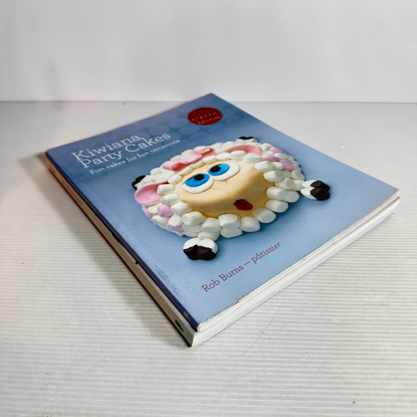 Children's Party Cakes Book Bundle x 2 : Kiwiana Party Cakes - Rob Burns & The Australian Women's Weekly Kid's Cake Favourites (2753)