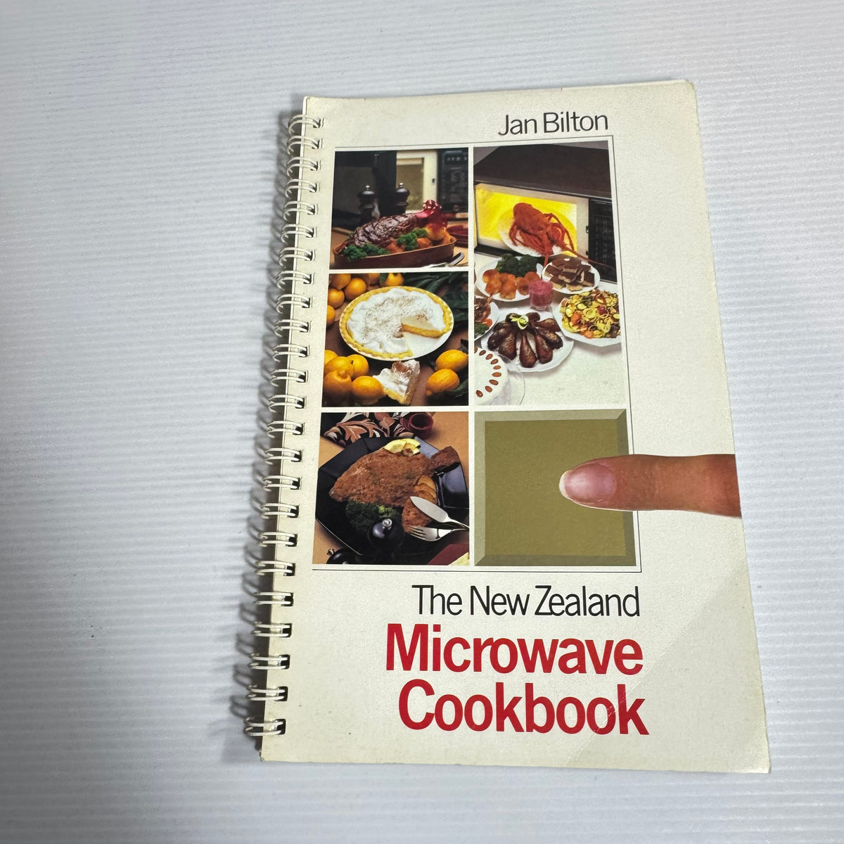 Microwave Cookbook Bundle x 2 : The New Zealand Microwave Cookbook - Jan Bilton & the Australian Women's Weekly Microwave Cookbook (Vintage 1980's)(3321)