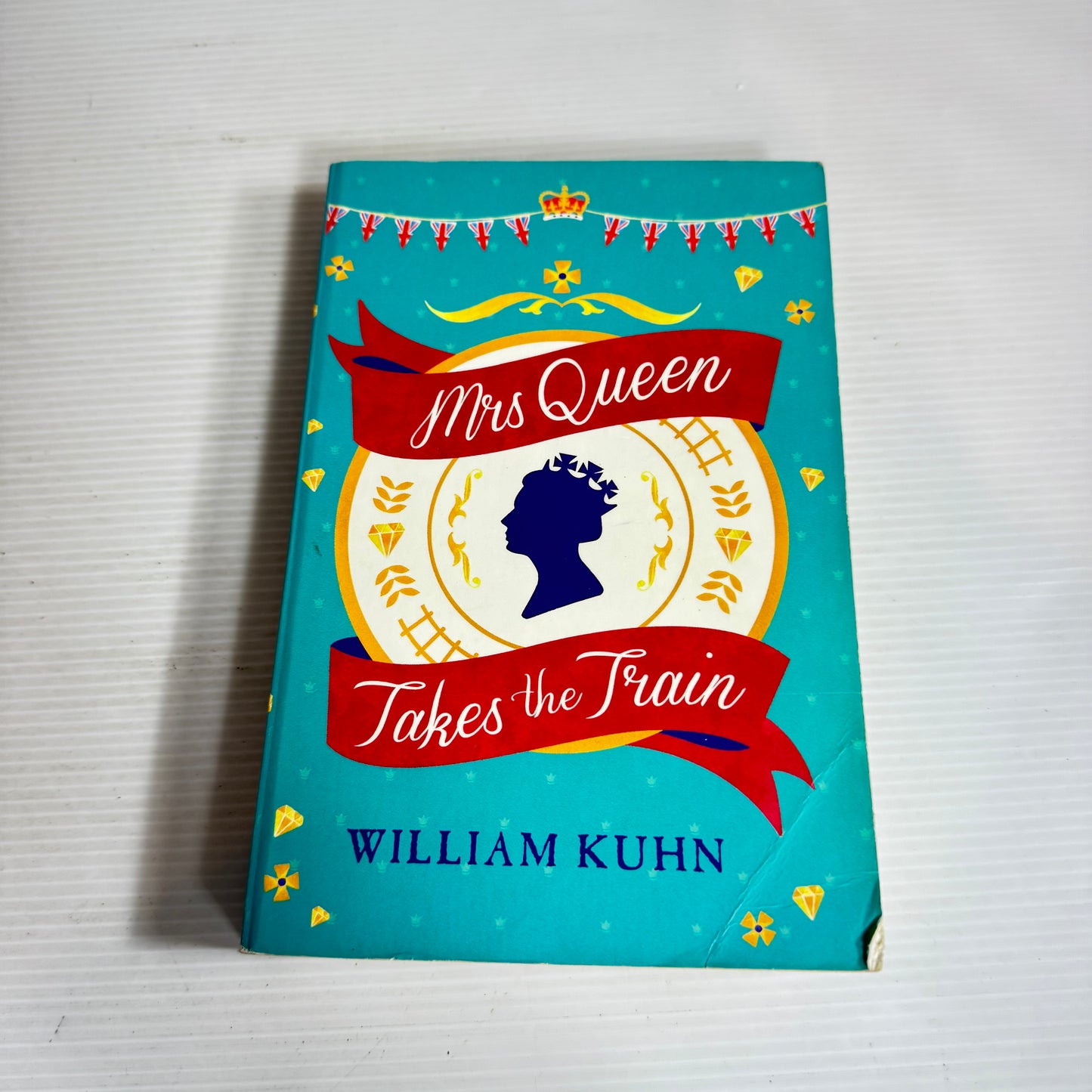 Mrs Queen Takes the Train - William Kuhn