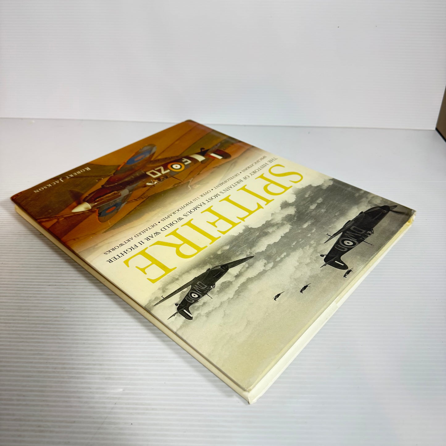 Spitfire : The History of Britain's Most Famous World War II Fighter - Robert Jackson