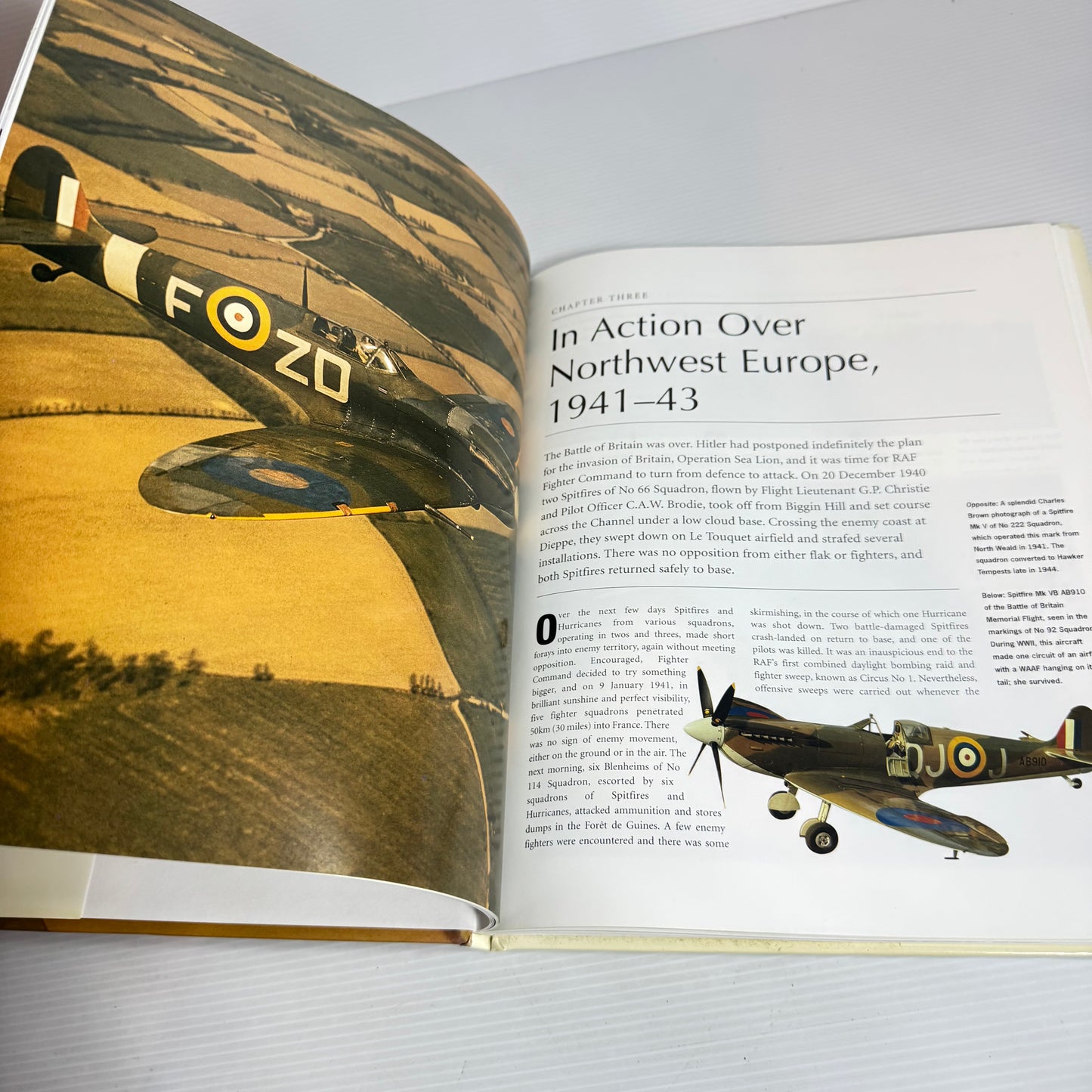 Spitfire : The History of Britain's Most Famous World War II Fighter - Robert Jackson
