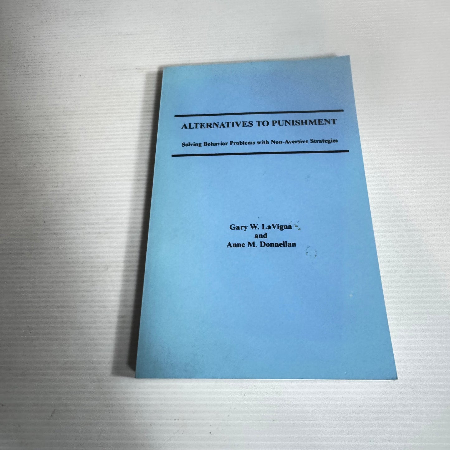 Alternatives To Punishment : Solving Behavior Problems with Non-Aversive Strategies - Gary W. LaVigna and Anne M. Donnellan (Vintge 1986)