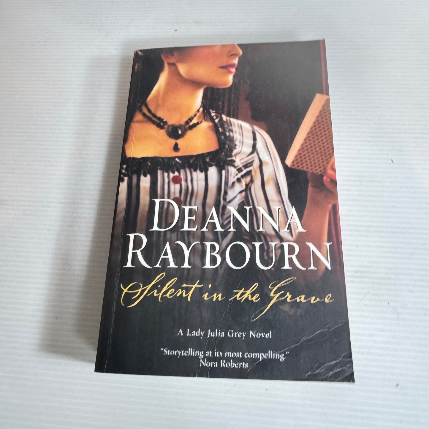 Silent In The Grave - Deanna Raybourn