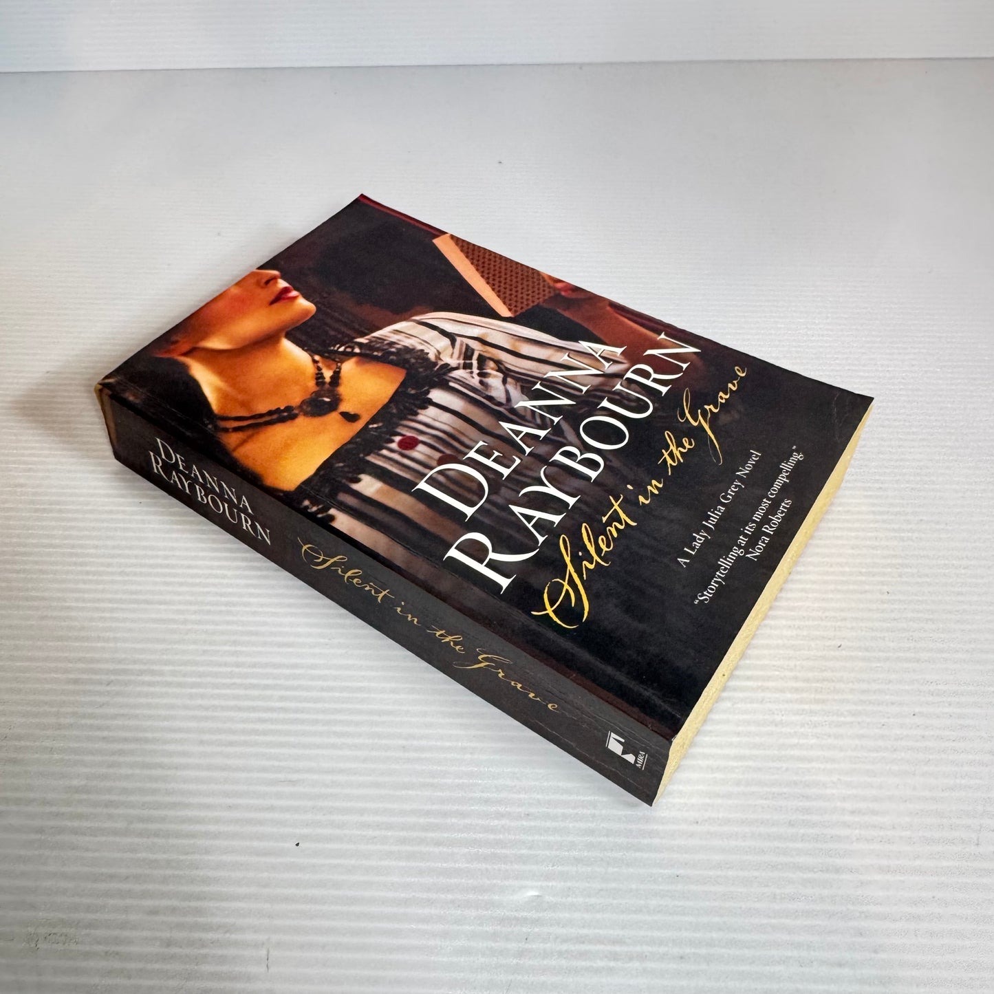 Silent In The Grave - Deanna Raybourn