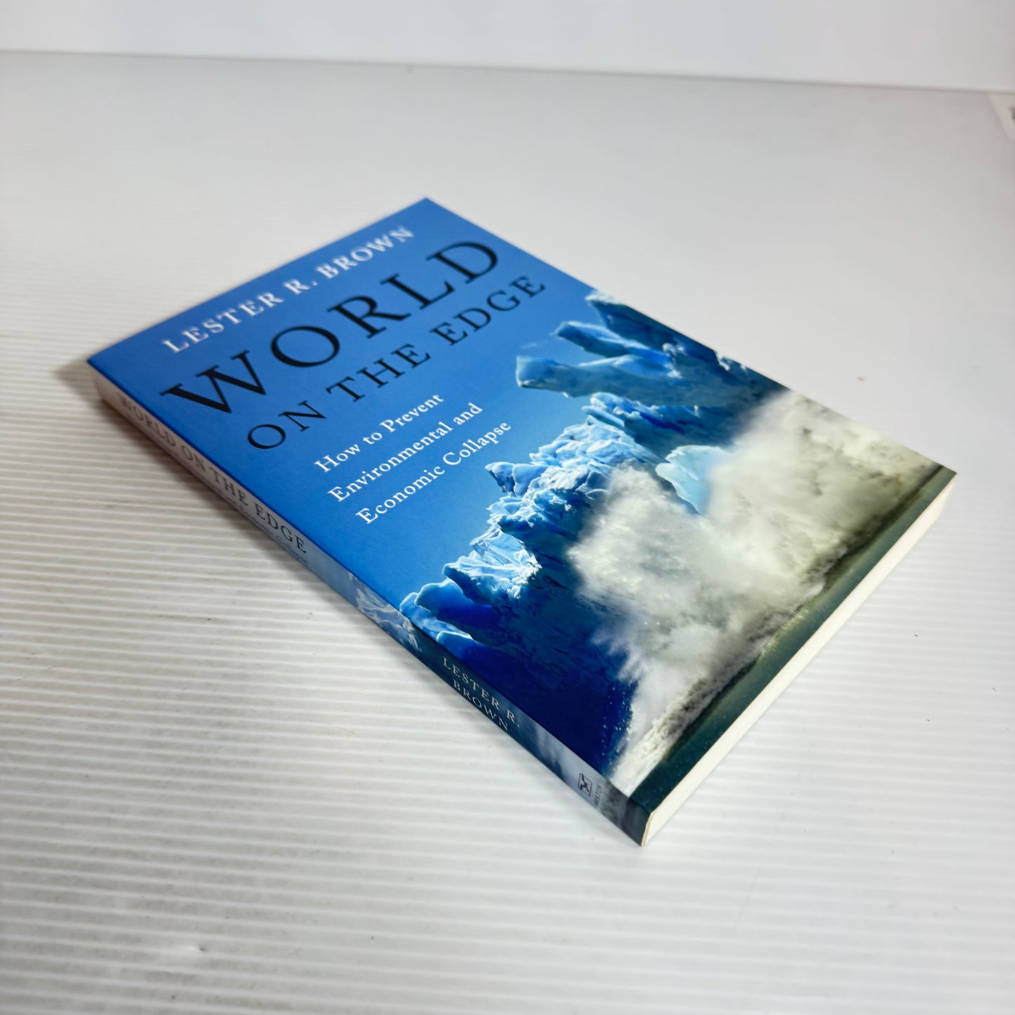 World On The Edge : How To Prevent Environmental and Economic Collapse - Lester R. Brown