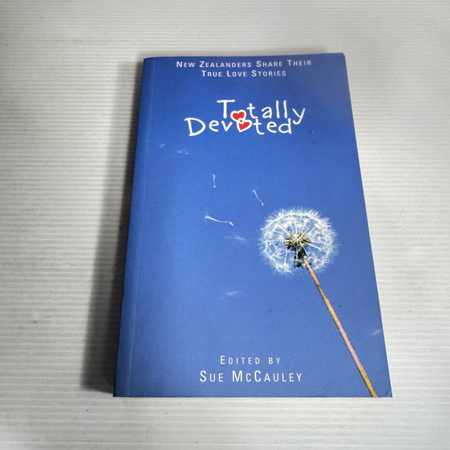 Totally Devoted : New Zealanders Share Their True Love Stories - Sue McCauley