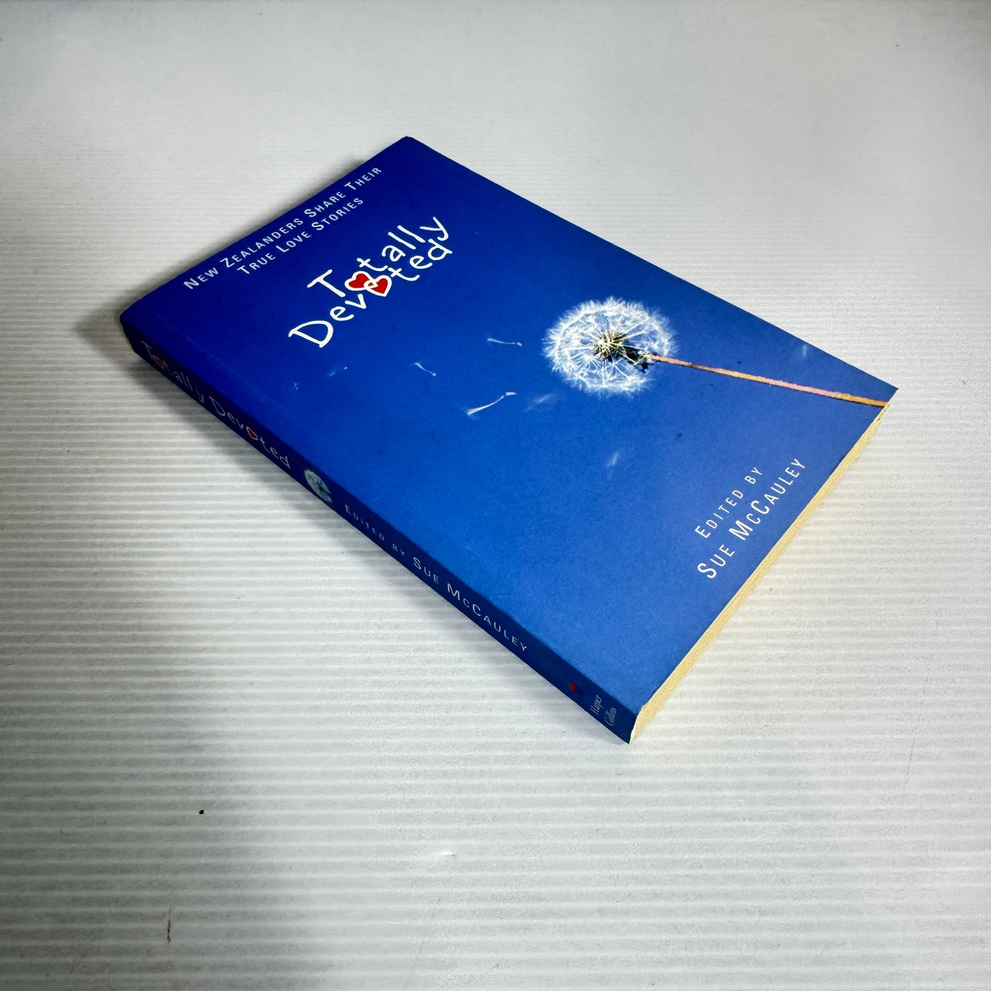Totally Devoted : New Zealanders Share Their True Love Stories - Sue McCauley