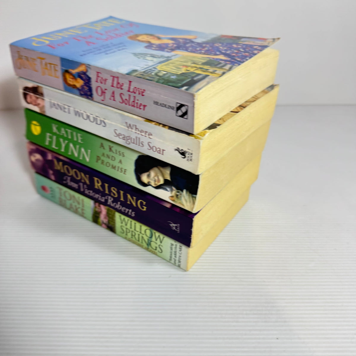 Historical Romance Bundle x 5 : Where Seagulls Soar - Janet Woods, A Kiss And A Promise - Katie Flynn, For The Love of A Solider - June Tate, Willow Springs - Toni Blake, Moon Rising - Ann Victoria Roberts(3412)