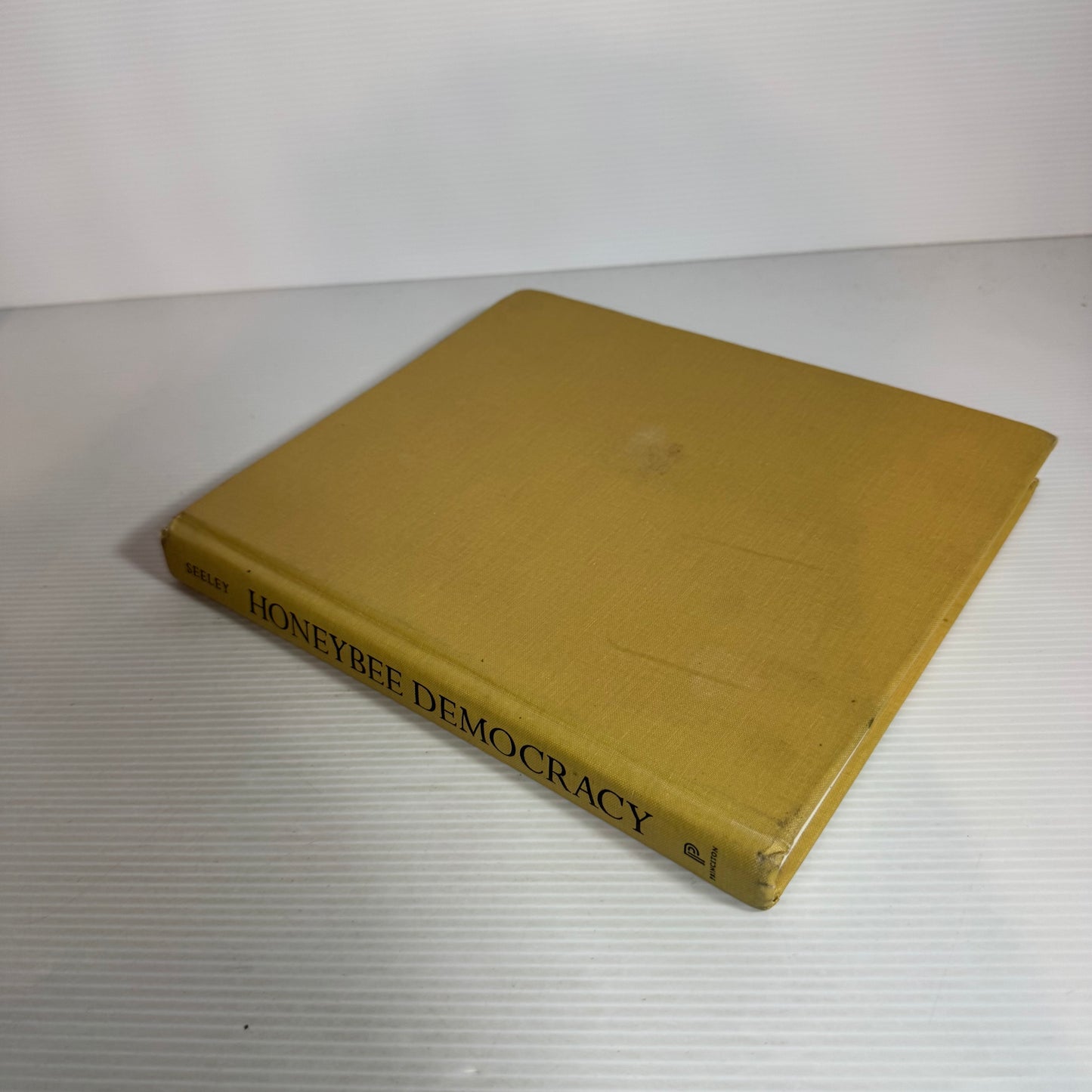 Honeybee Democracy - Thomas D. Seeley