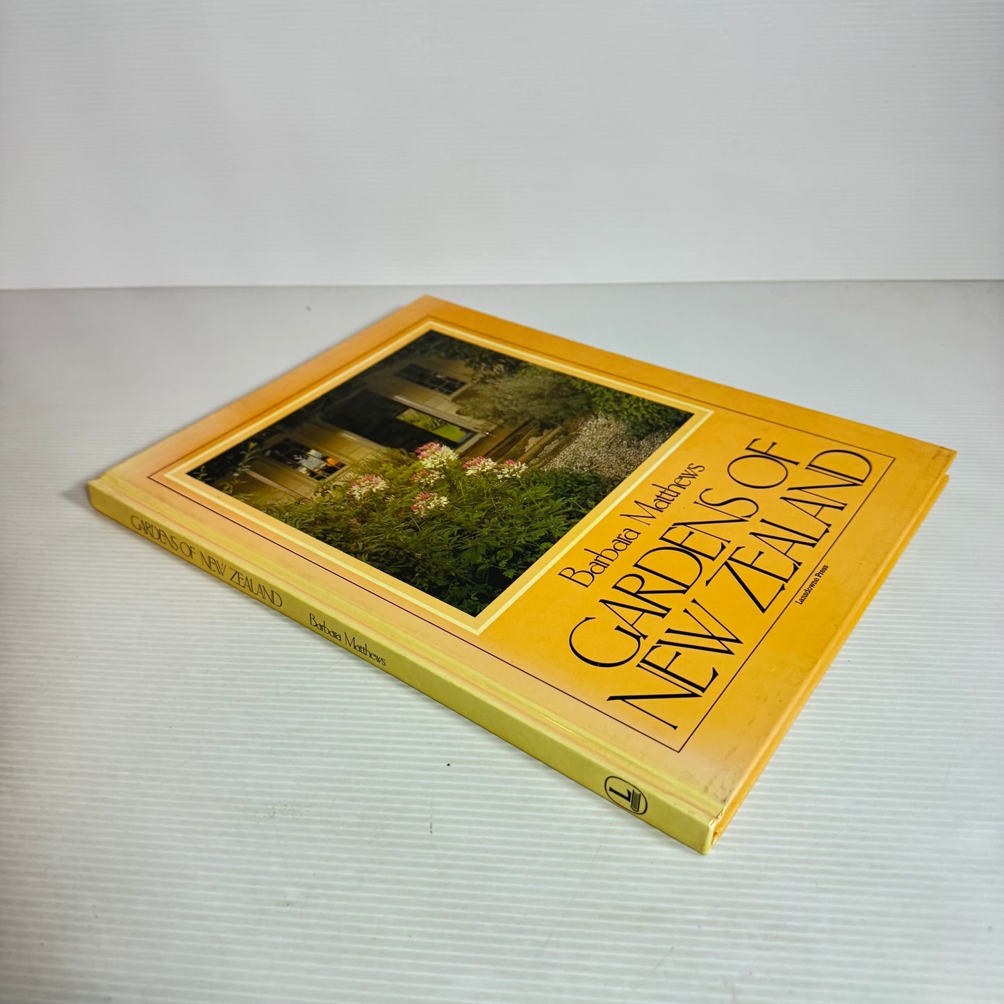 Gardens of New Zealand - Barbara Matthews