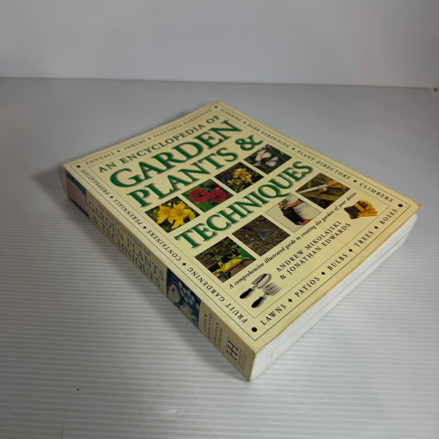 An Encyclopaedia of Garden Plants & Techniques - Andrew Mikolajski & Jonathan Edwards