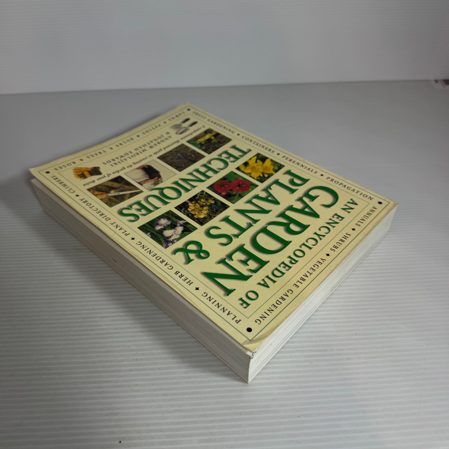 An Encyclopaedia of Garden Plants & Techniques - Andrew Mikolajski & Jonathan Edwards